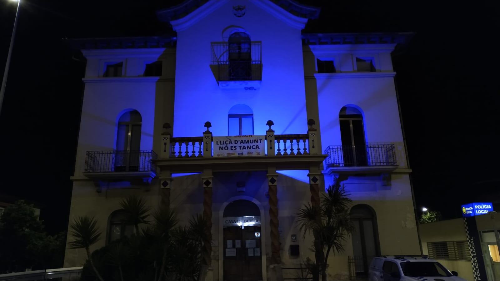 La façana està il·luminada de blau