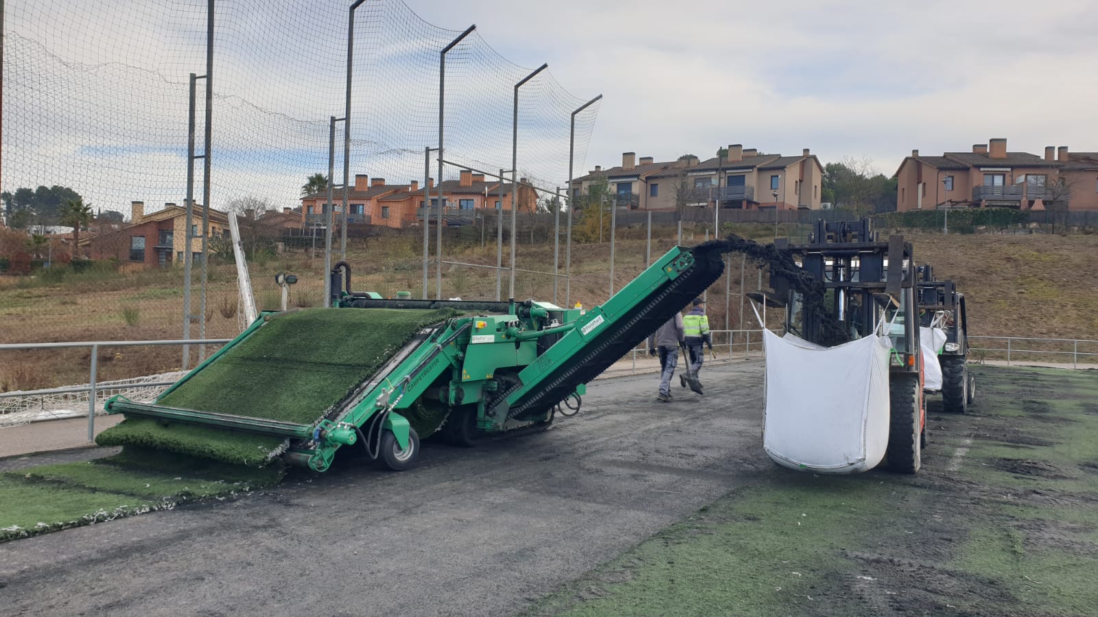 Comencen les obres de substitució de la gespa del camp de futbol municipal de Santa Agnès