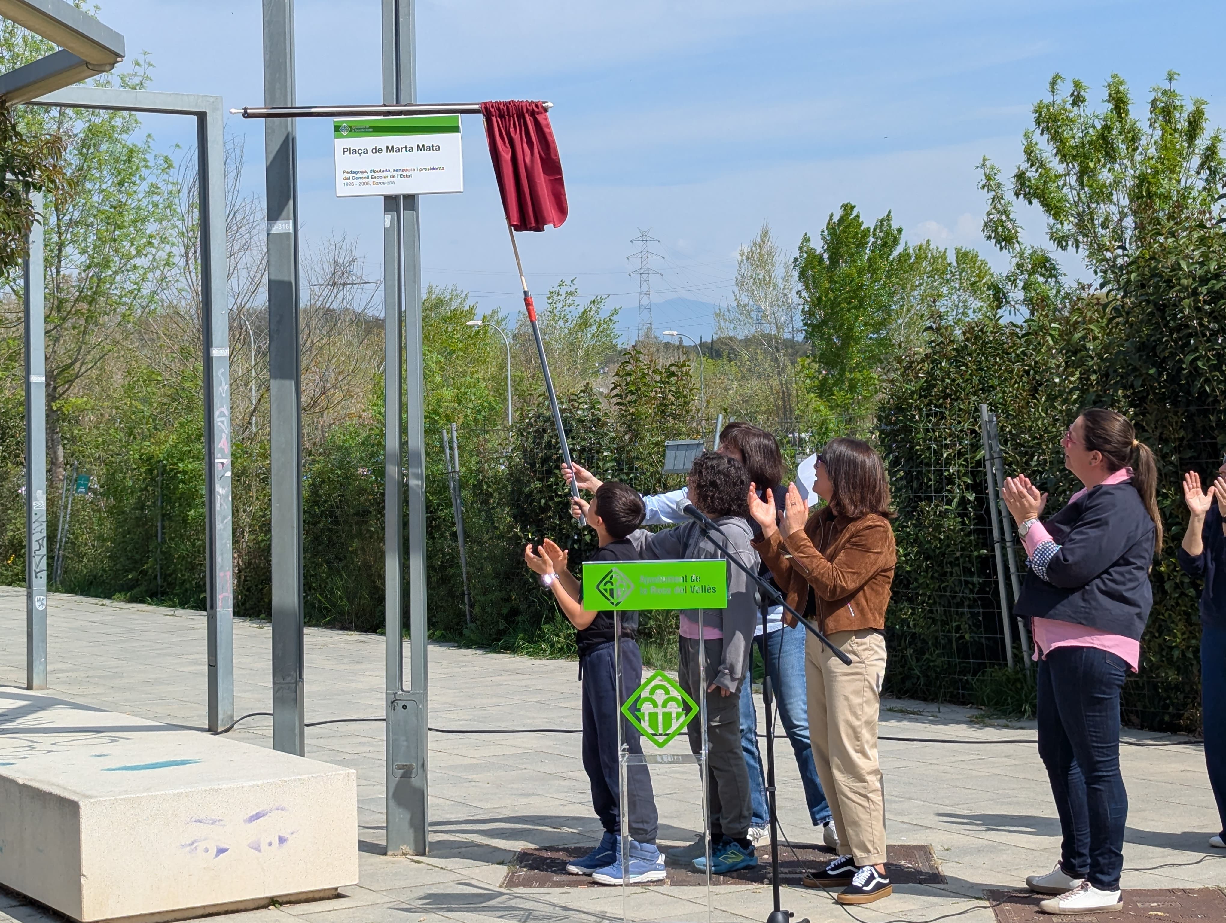 La plaça Marta Mata ja mostra una placa identificava gràcies a una feina investigació d'alumnes de 5è de l'Escola Mogent
