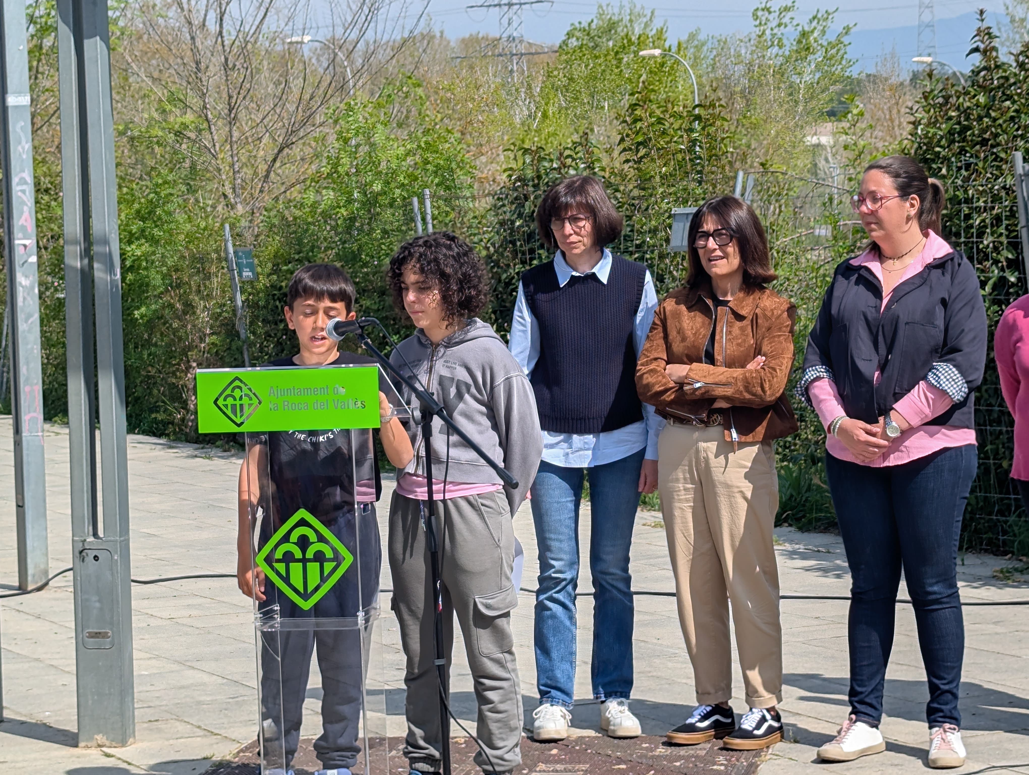 La plaça Marta Mata ja mostra una placa identificava gràcies a una feina investigació d'alumnes de 5è de l'Escola Mogent