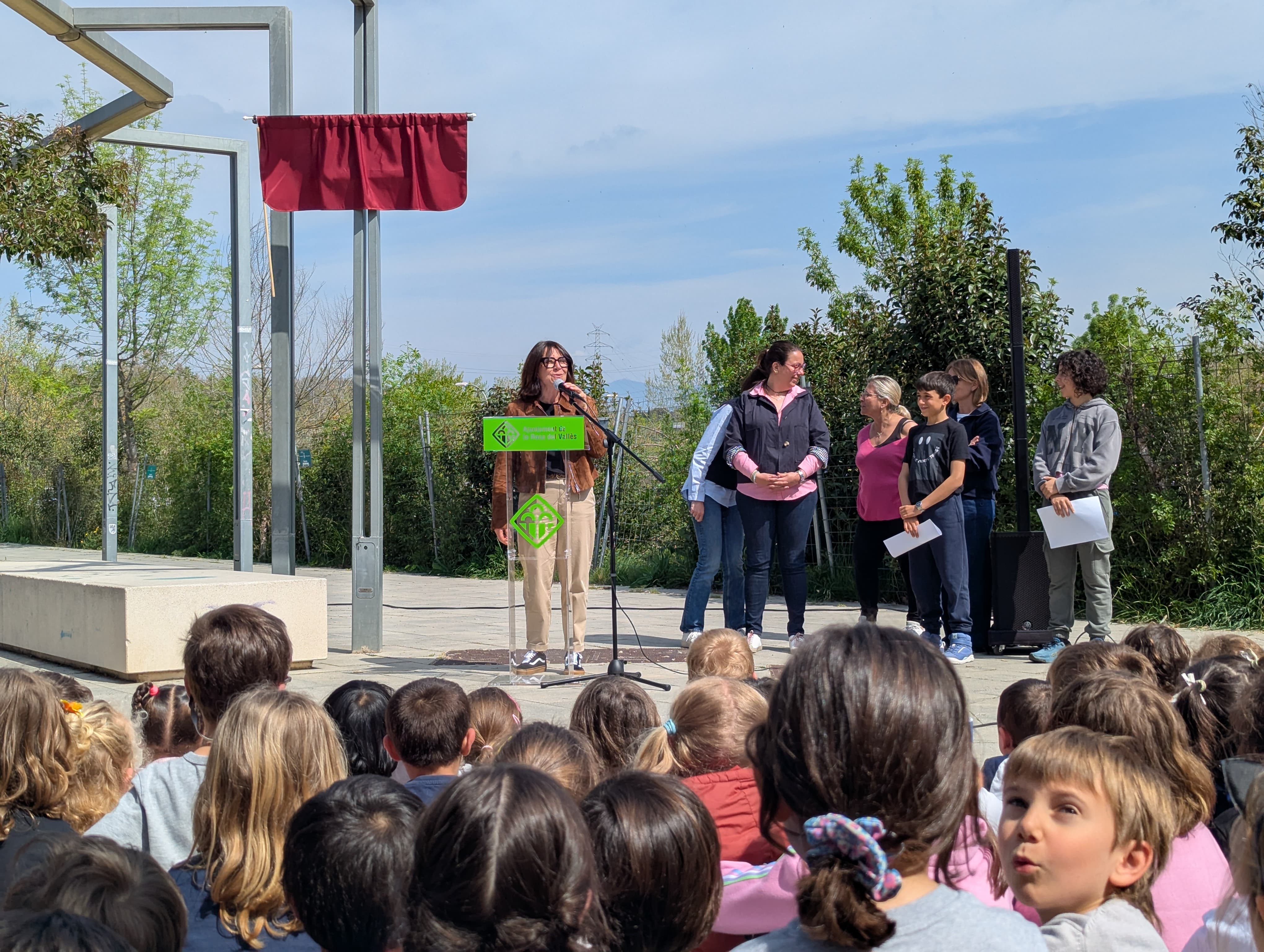 La plaça Marta Mata ja mostra una placa identificava gràcies a una feina investigació d'alumnes de 5è de l'Escola Mogent